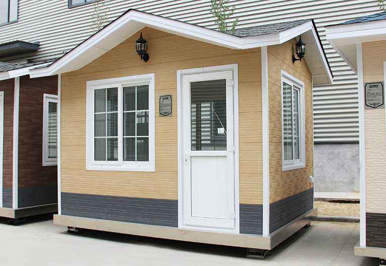 輕鋼崗?fù)? /><br /></p>&nbsp; &nbsp; 有人會(huì)認(rèn)為，<strong>輕鋼房屋</strong>的使用壽命不如傳統(tǒng)的混凝土建筑，但是，根據(jù)國(guó)外經(jīng)驗(yàn)以及實(shí)驗(yàn)數(shù)據(jù)來(lái)看，這種體系在歐美發(fā)達(dá)國(guó)家已經(jīng)成熟運(yùn)用，輕鋼住宅結(jié)構(gòu)的使用壽命是90年，使我們可以放心使用的家居住房。盛大鋼結(jié)構(gòu)利用現(xiàn)代新型的建筑材料，包括玻璃棉、歐松板、石膏板、金屬雕花板、瀝青瓦、SBS防水卷材、呼吸紙等材料，解決了該建筑體系的防水、防火、保溫、隔熱、吸引降噪等技術(shù)問題，我們對(duì)<strong>輕鋼房屋</strong>的未來(lái)前景是十分看好的。<br /><p>&nbsp; &nbsp; 山西盛大鋼結(jié)構(gòu)近期的新產(chǎn)品除了輕鋼住宅以外，還有集裝箱房屋、輕鋼崗?fù)は盗?、公共衛(wèi)生間系列產(chǎn)品，如果您對(duì)我們的新產(chǎn)品感興趣的話，可以致電我們的銷售客服熱線，我們期待您的來(lái)電。</p><p>&nbsp; &nbsp; 本文鏈接：<strong>http://m.jinwang56.com/news/0004511655.html </strong>未經(jīng)允許不得轉(zhuǎn)載。</p><p style=